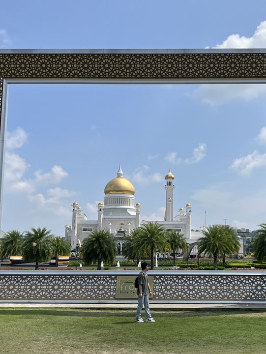 🖼️ Framed in Brunei: The Picture-Perfect View of Omar Ali Saifuddien Mosque