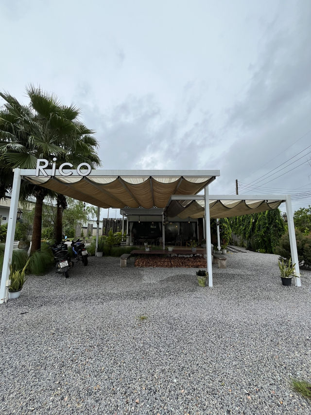 แวะพักจิบกาแฟชิคๆ ที่ Rico คาเฟ่ริมสุขุมวิท นายายอ