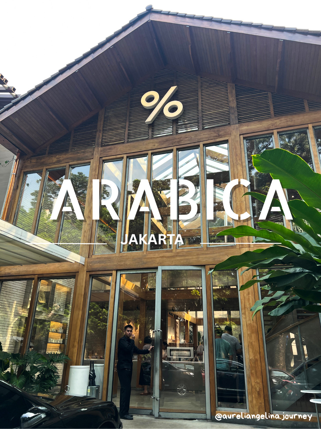 Tersembunyi di lingkungan tenang Selong, % Arabica Jakarta terasa seperti pelarian yang damai di tengah kota. Dengan desain minimalis yang bersih, sentuhan kayu yang hangat, dan banyak cahaya alami, tempat ini sempurna untuk pagi santai dengan secangkir kopi atau obrolan santai. Apakah Anda datang untuk menikmati kopi, suasana, atau mengambil foto-foto lucu untuk Instagram, Arabica Selong tidak pernah mengecewakan.