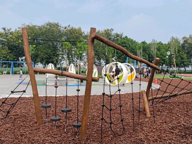 一座太陽、月亮與地球的遊樂場#崁頂共融遊戲場(崁頂公園)屏東縣崁頂鄉