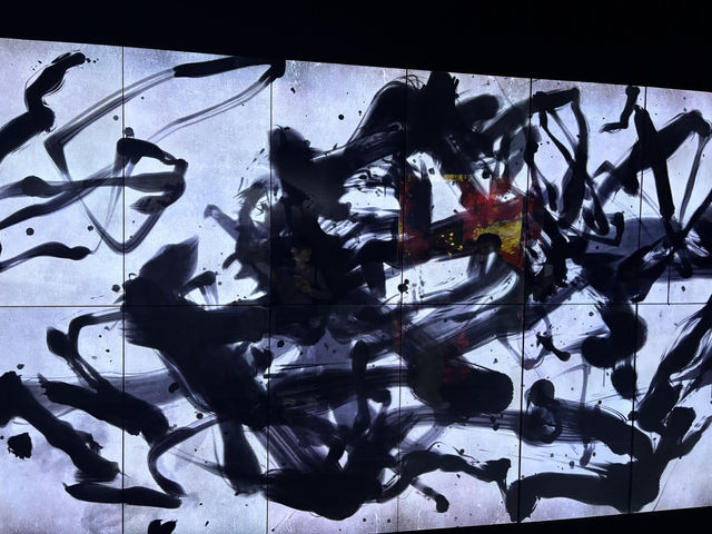 Azabudai Hills 超人氣：teamLab Borderless 數位藝術奇境」