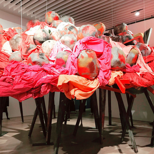 「芸術と美食が織りなす夜—Another Energy展とロブションで味わう六本木の特別な時間」
