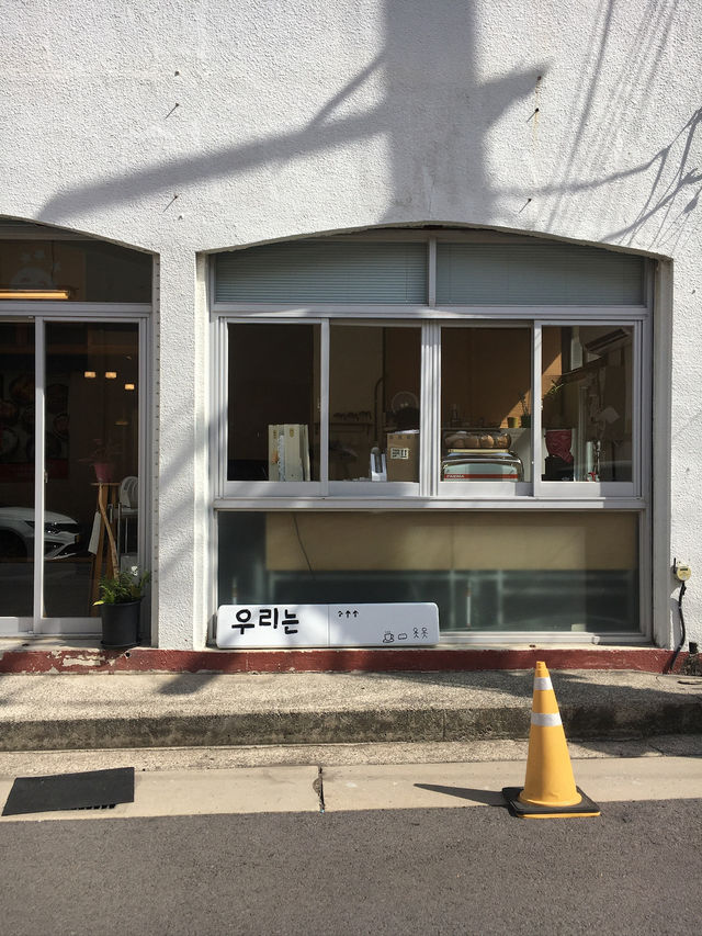 ✨ 우리는: 제주시 시내의 아늑하고 조용한 감성 카페 ☕️