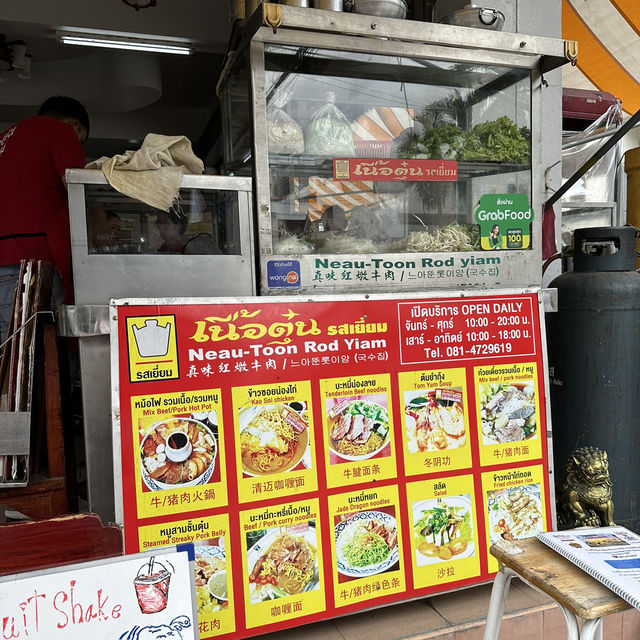 🥢 ข้าวซอยไก่เข้มข้นที่ร้านเนื้อตุ๋นรสเยี่ยมนิมมาน