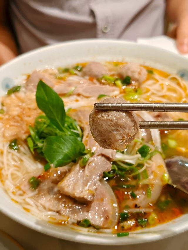 灣仔。西貢街頭。檬粉、濱海都好吃！
