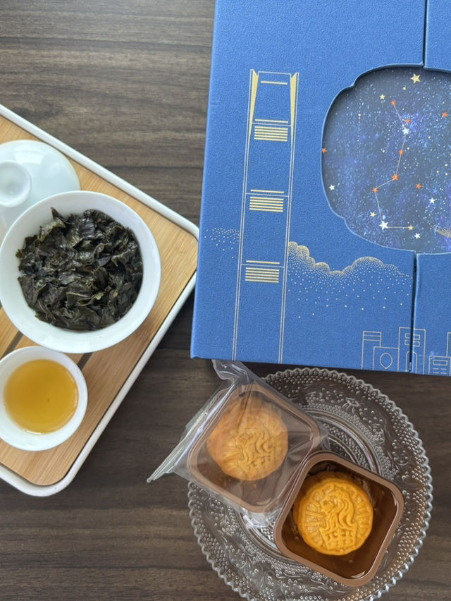 【🏮奢華中秋味覺之旅】香港麗思卡爾頓月餅開箱!ICC高空領月餅儀式感拉滿✨,把月亮吃進肚子裡!🌕 【🏮奢華中秋味覺之旅】香港麗思卡爾頓月餅開箱!ICC高空領月餅儀式感拉滿✨,把月亮吃進肚子裡!🌕