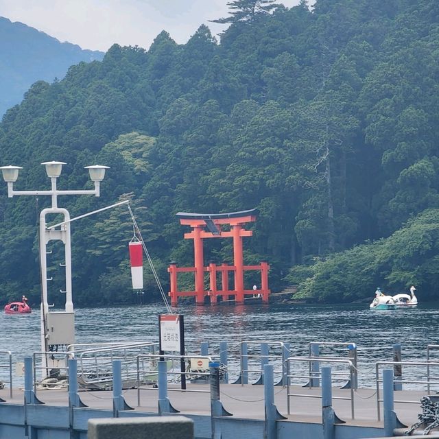 Hakone Lake Ashi: Peace Tori & Insta-Worthy Views 🚢✨