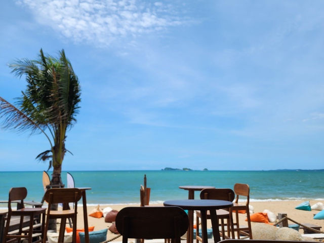 ร้านกาแฟ บรรยากาศริมทะเล ร้านสวย เครื่องดื่มอร่อย 