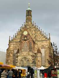 美泉（Schöner Brunnen）與聖母教堂（Frauenkirche）