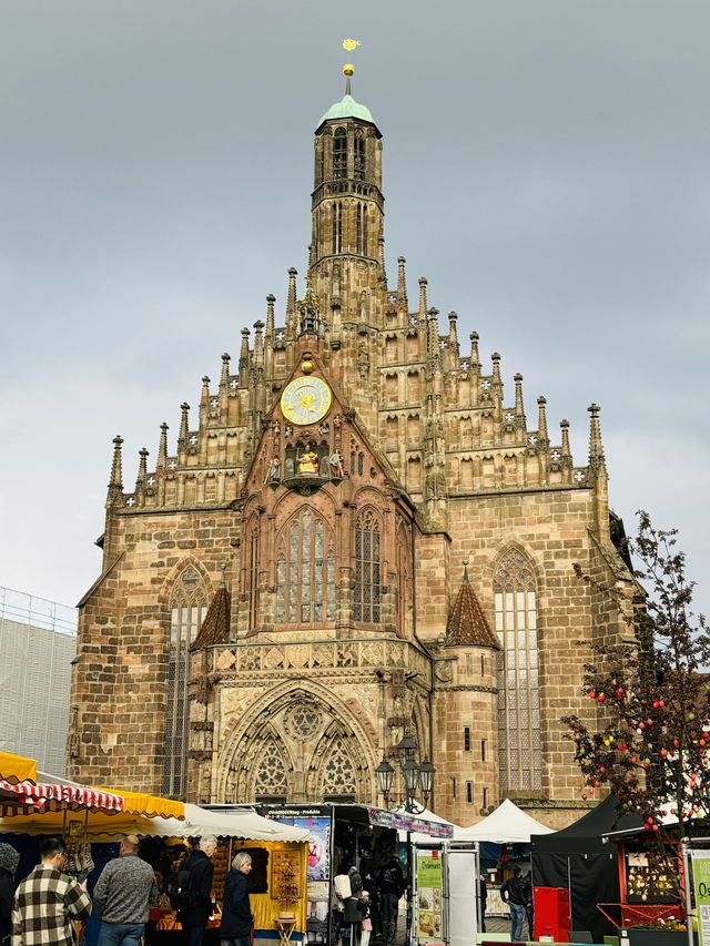 美泉（Schöner Brunnen）與聖母教堂（Frauenkirche）