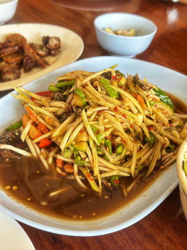 “ลาบเหนือแท้ ๆ ที่เชียงราย — ร้านลาบกำนันดวงแก้ว” 