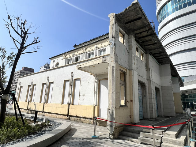 雲朵造型的高雄車站