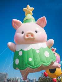 好得意呀！20個人氣角色空降西九🎈全港首個IP氣球巡遊！  今次安排得好順利，每隻IP公仔都有15個人係下面保持公仔平衡，就算有風都可以適時調節方向高低！有興趣嘅朋友起得Mark定12月28日嚟西九