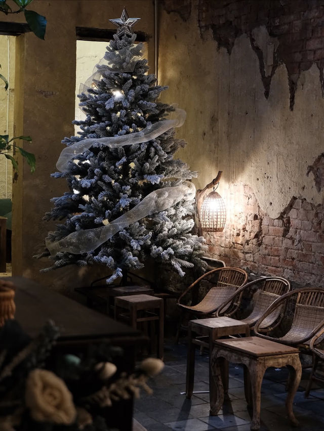 Tám Café – A 100-Year-Old House Turned Into a Calm Hideaway Tám Café – A 100-Year-Old House Turned Into a Calm Hideaway