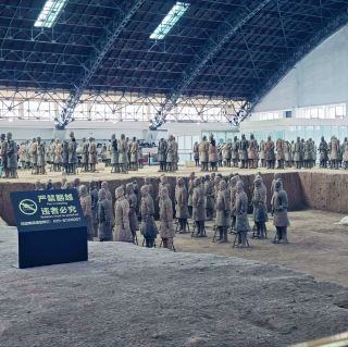 การผจญภัยสุดยิ่งใหญ่จากซีอานสู่ต้าหลี่! ระหว่างกองทัพทหารโบราณและวิวเมืองสูงเสียดฟ้าอันคึกคัก นี่คือวิธีที่จะได้สัมผัสประวัติศาสตร์และสถานที่ท่องเที่ยวอย่างเต็มที่—พร้อมเคล็ดลับการเดินทางสุดโปรดของฉัน🥟🛖

สถานที่ที่ต้องไปชมในซีอาน

1. พิพิธภัณฑ์สุสานจักรพรรดิฉินซีฮวง
ที่อยู่: เขตหลินตง เมืองซีอาน มณฑลฉานซี ประเทศจีน
เวลาทำการ: 8:30–18:30 น. (16 มี.ค.–15 พ.ย.) / 8:30–18:00 น. (16 พ.ย.–15 มี.ค.)
ค่าเข้าชม: 16 หยวน
ห้ามพลาดกองทัพทหารดินเผา—อย่าลืมไปชมรูปปั้นม้าทองสัมฤทธิ์สองตัวเพื่อชมภาพระยะใกล้สุดอลังการในห้องจัดแสดง

2. หอระฆังซีอาน
ที่อยู่: สี่แยกถนนซีจือตะวันออก/ตะวันตก/เหนือ เขตเป่ยหลิน
เวลาทำการ: 8:30–21:30 น. (เมษายน–ตุลาคม)
ค่าเข้า: 30 หยวน
เคล็ดลับ: หลังจากชมเทวสถานแล้ว อย่าไปถ่ายรูปที่ชั้นล่างที่คนเยอะ ให้ตรงไปที่ชั้น 5 ของศูนย์การค้าไคหยวน คุณจะได้เห็นวิวหอระฆังแบบพาโนรามาที่ดีที่สุด (และอย่าลืมพกกล้องไปตอนพระอาทิตย์ตกดินด้วย!)

3. ไชน่าเทรดพลาซ่า
จุดที่เหมาะสำหรับทานอาหารเย็น มีร้านอาหารมากมาย บรรยากาศคึกคัก และสะดวกสบายมากหลังจากเที่ยวชมสถานที่ต่างๆ มาทั้งวัน

อัญมณีแห่งต้าหลี่

ศูนย์การค้าไคหยวน
เหมาะสำหรับการเดินเล่น หาของว่าง หรือแค่นั่งดูผู้คนในย่านใจกลางเมืองต้าหลี่ที่คึกคัก

การเดินทาง
ซีอานมีรถไฟฟ้าใต้ดินให้บริการ คุณสามารถซื้อบัตรโดยสารได้ที่สถานีใดก็ได้ Didi (Uber ของจีน) เป็นตัวเลือกที่เชื่อถือได้สำหรับการเดินทางในเวลากลางคืน

กินอะไรและกินที่ไหน
คุณจะไม่ผิดหวังกับเกี๊ยวท้องถิ่นในซีอาน หรือก๋วยเตี๋ยวเส้นใหญ่แบบยูนนานในต้าหลี่ สำหรับมื้อเย็นหลังชมหอระฆังแล้ว มุ่งหน้าไปที่ China Trade Plaza และลองชิมเนื้อแกะเสียบไม้รสเผ็ด!

เคล็ดลับด่วน
พิพิธภัณฑ์และอนุสรณ์สถานส่วนใหญ่รับเฉพาะการชำระเงินแบบไร้เงินสดเท่านั้น—ตั้งค่า WeChat Pay หรือ Alipay ล่วงหน้า สภาพอากาศในซีอานอาจแห้ง ควรพกครีมบำรุงผิวและขวดน้ำแบบเติมได้

#XiAnTrip #DaliVibes #FoodieChina #TravelWithTripCom