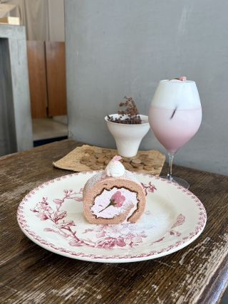 [Fukuoka Cafe] Adorable Pink Sakura Sweets.