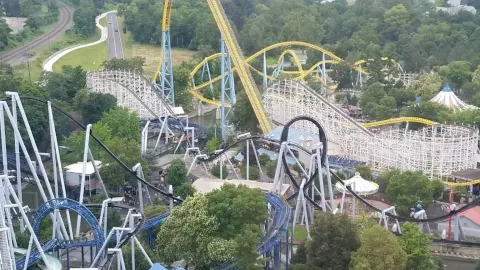  。🎢✨ 온 가족이 함께 즐길 수 있는 유명 놀이공원 허쉬파크(Hersheypark)는 짜릿한 롤러코스터와 워터파크 존은 물론, 특유의 달콤한 초콜릿 테마로 가득한 곳입니다. 모험을 사랑하는 분들과 여유로운 휴식을 원하는 분들 모두에게 완벽한 장소죠. 공원 내에는 아기자기하고 귀여운 포토존이 넘쳐나며, 남녀노소 누구나 즐길 수 있는 액티비티가 마련되어 있어 하루 종일 머물러도 지루할 틈이 없는 테마파크입니다. 🍫🎡🎠 — traveler post in 허시
