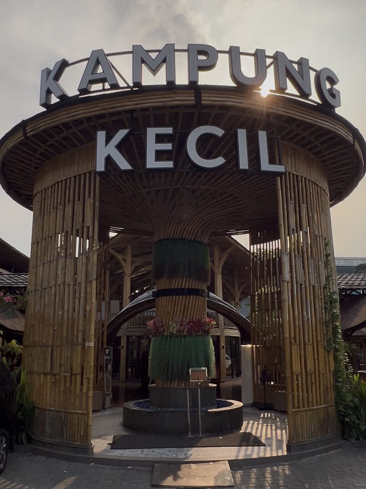 Kalau kamu lagi cari salah satu kafe paling underrated di Jakarta, kamu harus mampir ke Kampung Kecil Abdul Muis! Tempat keren ini nawarin suasana santai ala pedesaan tepat di jantung kota, bikin tiap kunjungan berasa kayak healing singkat dari hiruk-pikuk perkotaan. 🌿

Suasananya yang nyaman, pelayanannya yang ramah, dan hidangan khas Indonesia yang bikin ngiler jadi perpaduan sempurna buat makan bareng keluarga, kumpul sama temen, atau sekadar makan siang santai. Setiap sudutnya penuh pesona pedesaan, dan tiap suapannya bawa rasa masakan rumah yang menenangkan. 🍲

Terkadang, tempat terbaik bukanlah tempat yang selalu dibicarakan banyak orang—tapi justru hidden gem yang nunggu buat ditemukan. Kampung Kecil Abdul Muis bener-bener salah satu kafe underrated yang layak dapet cinta dan perhatian lebih.

📍Jl. Abdul Muis No.20, RT.11/RW.8, Petojo Sel.,
Kecamatan Gambir, Kota Jakarta Pusat, Daerah Khusus Ibukota Jakarta 10160, Indonesia.

Yuk cobain yang beda, nikmatin vibes otentiknya, dan rasain tempat yang penuh kehangatan, makanan enak, serta kenangan tak terlupakan. Percaya deh—kafe underrated ini bener-bener worth it buat dikunjungi! ✨
