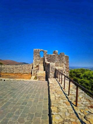 Замок Берат — место, где история встречается с холмами 🏰🇦🇱