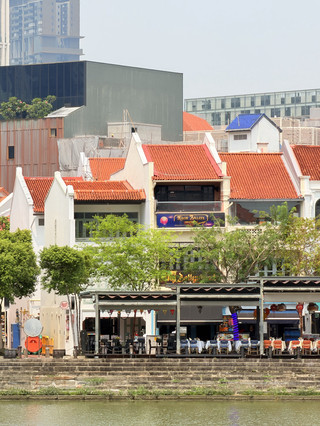 Boat Quay, Singapore Riverfront 🇸🇬
If you're visiting Singapore and want to see a city that blends old buildings, colorful shophouses, and modern skyscrapers in one frame, Boat Quay is a great place to stroll around.
The charm lies along the Singapore River, especially the row of red-roofed shophouses lining the riverbank. Behind them are the high-rise office buildings of the Downtown area, creating a striking contrast between Singapore's past and modern city.
Another iconic sight is the orange-yellow bumboats periodically passing by the river. Taking photos with the white bridge and skyscrapers in the background creates a classic Singaporean picture. 🚤
In the evenings, the riverside becomes lively with restaurants and bars located beneath the shophouses, perfect for strolling, taking photos, and enjoying the riverside atmosphere in a relaxed setting.
📍 Boat Quay, Singapore
⏰ Recommended time: Morning or evening The light is beautiful and it's more comfortable to walk around at midday.
📸 Great photo spots: Riverside + shophouses + bumboats + Downtown skyline
Original photos taken by myself
#BoatQuay #Singapore #SingaporeRiver #SingaporeTravel #AmateurTraveler