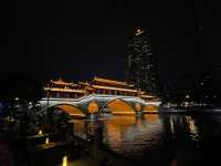 白天的茶樓、夜晚的酒吧、九眼橋酒吧街的節奏