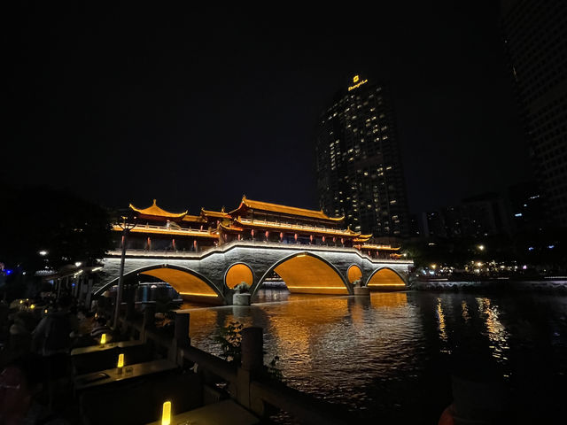 白天的茶樓、夜晚的酒吧、九眼橋酒吧街的節奏