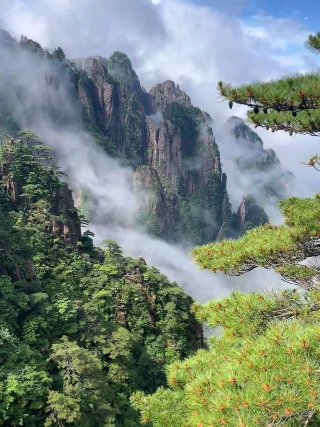 ⛰️ Huangshan – The Legendary Yellow Mountain of Mist and Pines