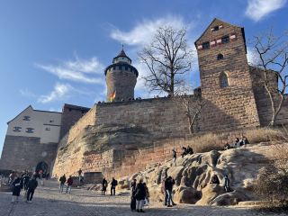 뉘른베르크(Nürnberg)는 독일 바이에른주 북부에 위치한 인구 약 51만 2천 명의 도시로, 독일의 중요한 경제, 문화, 학술의 중심지입니다.