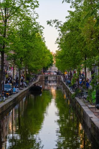 🌆🇳🇱 A stroll through Amsterdam in the evening — a city of canals with an endless charm.