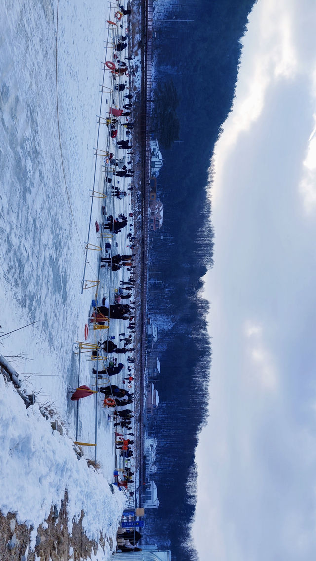 在冰上享受親手釣魚之趣，平昌鱒魚慶典