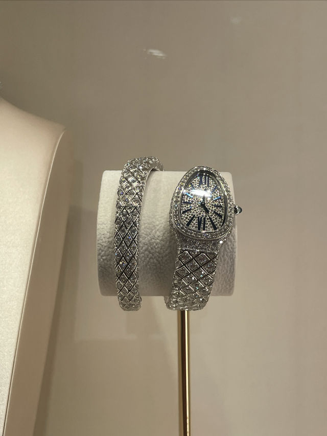 魔都看展｜還有誰！能把蛇形珠寶設計活了！