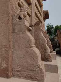 羅川趙氏石坊位於甘肅省正寧縣永和鎮羅川社區街道中軸線上，建於明萬曆四十二年到四十五年（1614-1617年），佔地999