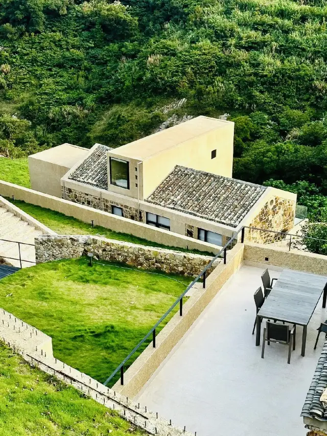 A luxurious house in the wilderness| Peacefully hidden between the mountains and waters• Overlooking the galaxy and the sea