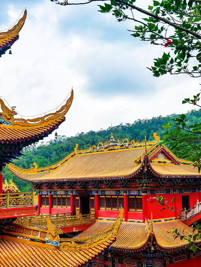 真的在廣東藏在山裡的雄偉建築