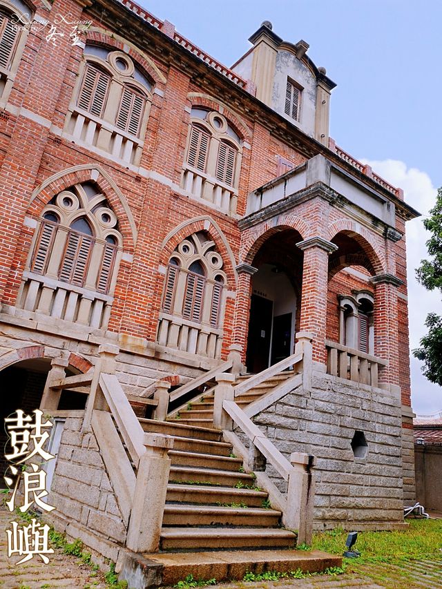 Patiently awaiting for a century, for your knowing smile — Gulangyu Island.