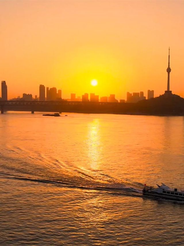 🌊 Explore Wuhan's Watery Wonders: Beaches, Riverbanks & More! 🌅
