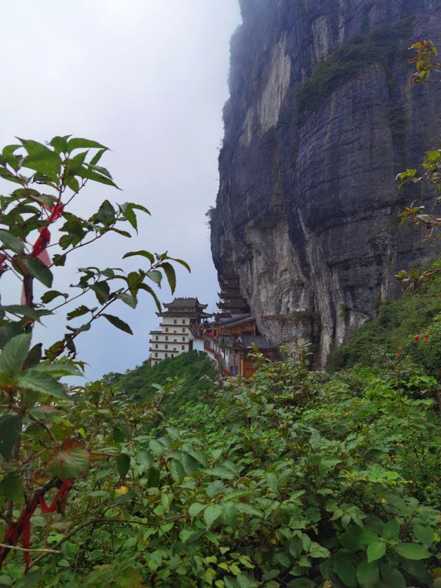 離天三尺三,貴州黔北第一峰,尧龍山。