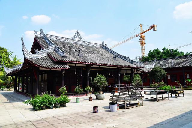 成都｜藏在喧鬧古鎮中的千年古寺。