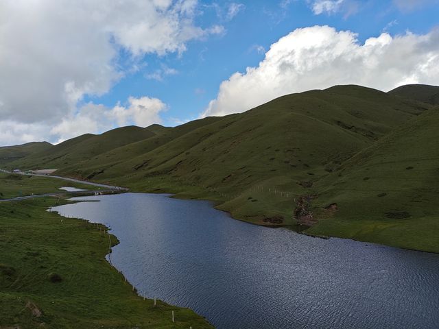 藍天白雲，陽光普照。山花浪漫，河水清清。