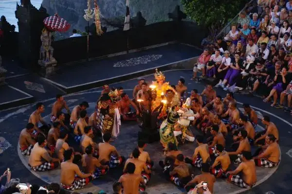 การเต้นรำลิงหน้าผายามพระอาทิตย์ตกที่อูลูวาตู