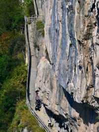 玻璃棧道凌空懸，你敢挑戰九皇山的心跳嗎？