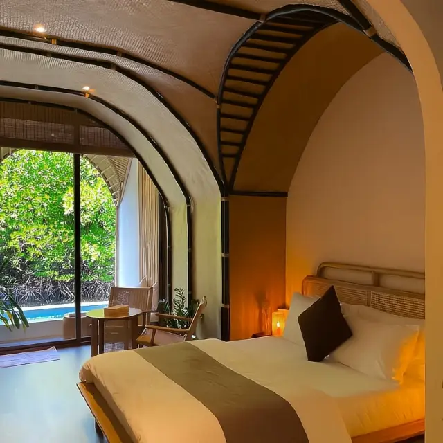 Salty & Sunny Koh Kood 플로팅 조식