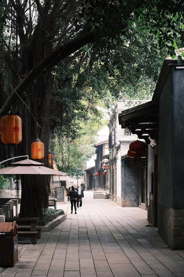 漫步朱紫坊｜福州千年巷弄的時光印記 【古巷掠影】始於唐末的朱紫坊，因宋代朱紫盈門而得名。明清建築