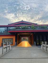 "峨眉山一座雲上佛國，人間仙境"。