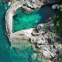 🌊香港隱世「海洋之心」！心形泳池+玻璃海，打卡露營一應俱全