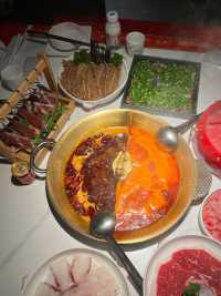 成都呢間火鍋店真係好有趣，邊食邊睇川劇
