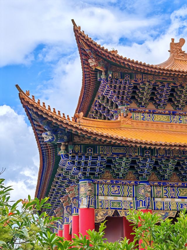 寺不在大，依山傍水則靈