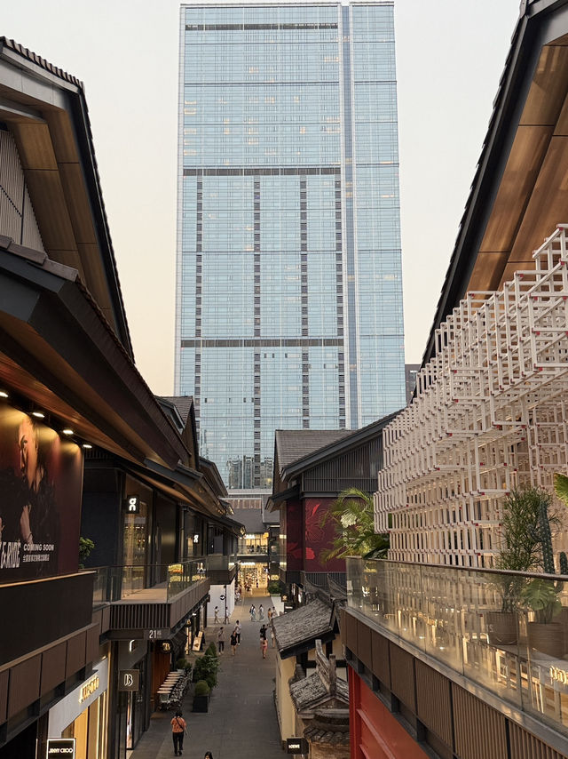Outdoor Luxury Shopping in Chengdu🇨🇳 Outdoor Luxury Shopping in Chengdu🇨🇳