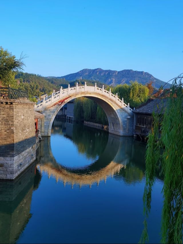 循著《許我耀眼》的光，完成一場從北國水鄉到世界之窗的穿越。