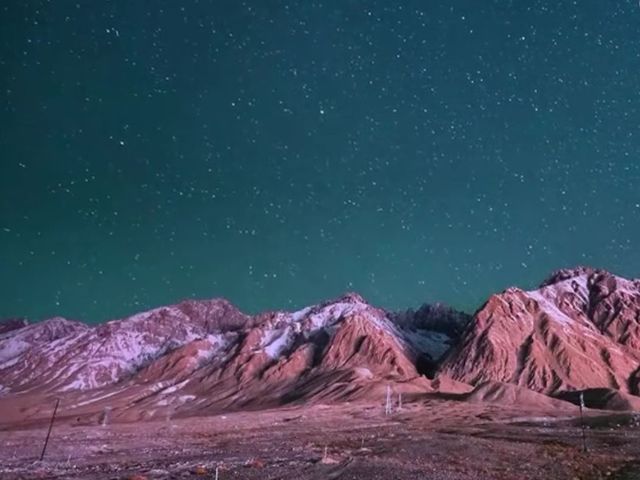 帕米爾之巔星空璀璨，銀河如銀帶鋪展